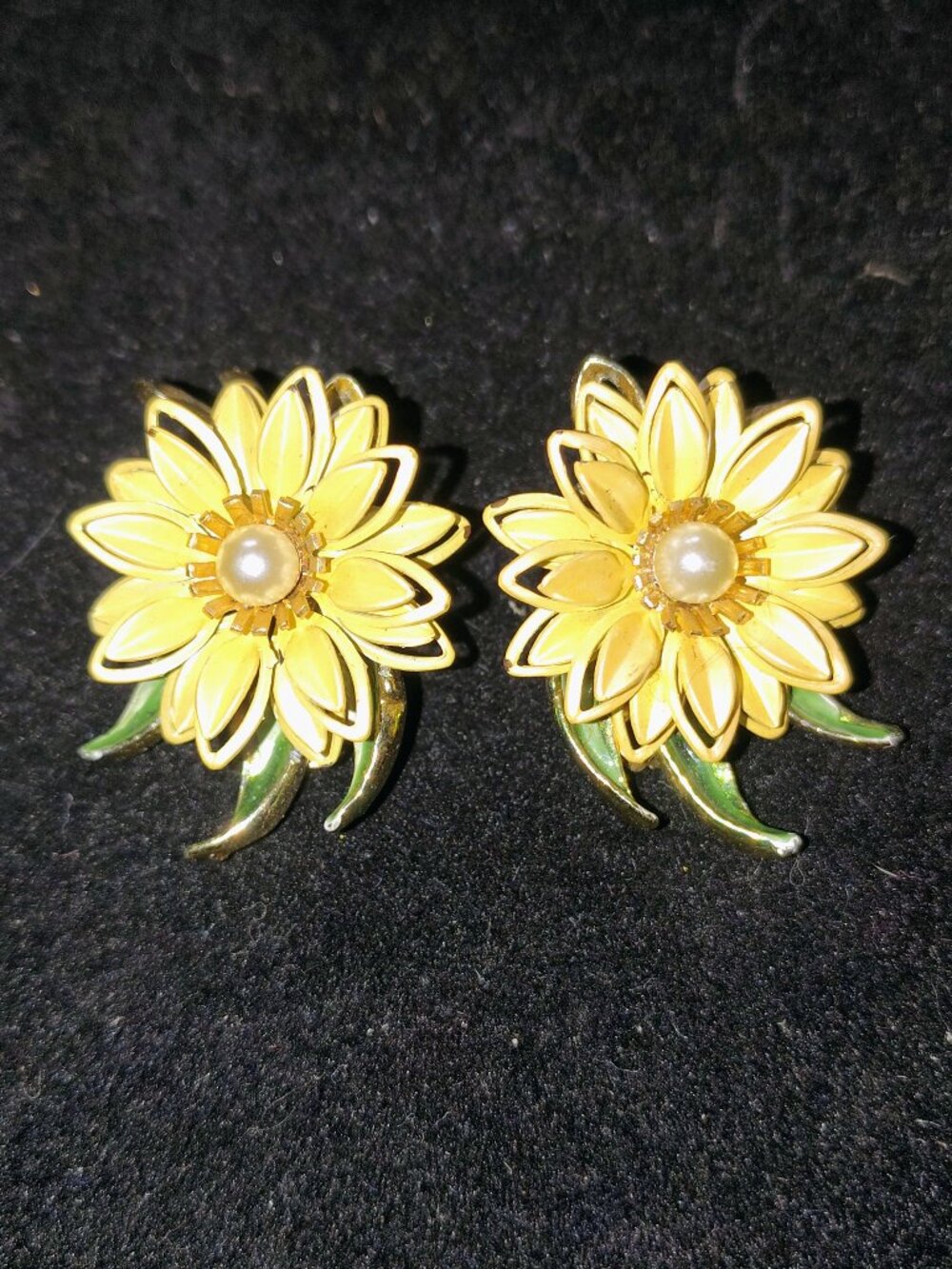 Vintage 1960s Mod Enamel Flower Clip‑On Earrings – Yellow Daisy w/ Faux Pearl